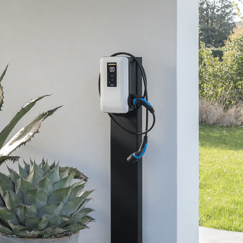 Dazebox Home do 22 kW s kablom, pametna domača polnilnica. Na stojalu.