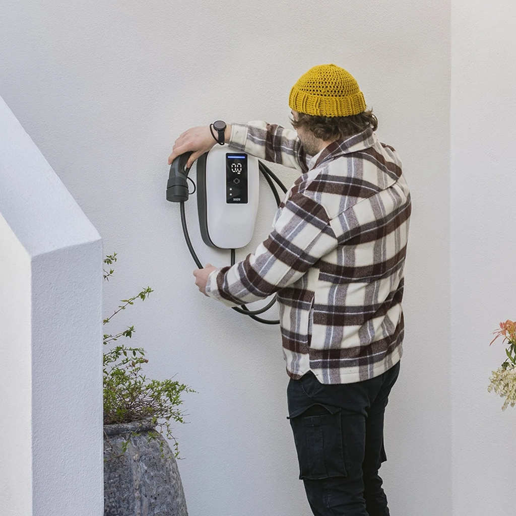 Dazebox Home do 22 kW s kablom, pametna domača polnilnica, na steni.