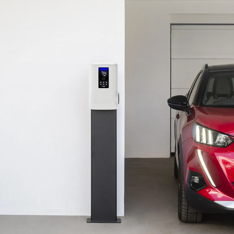 Dazebox Share AC polnilnica do 22 kW z vtičnico Type 2. Na stojalu.