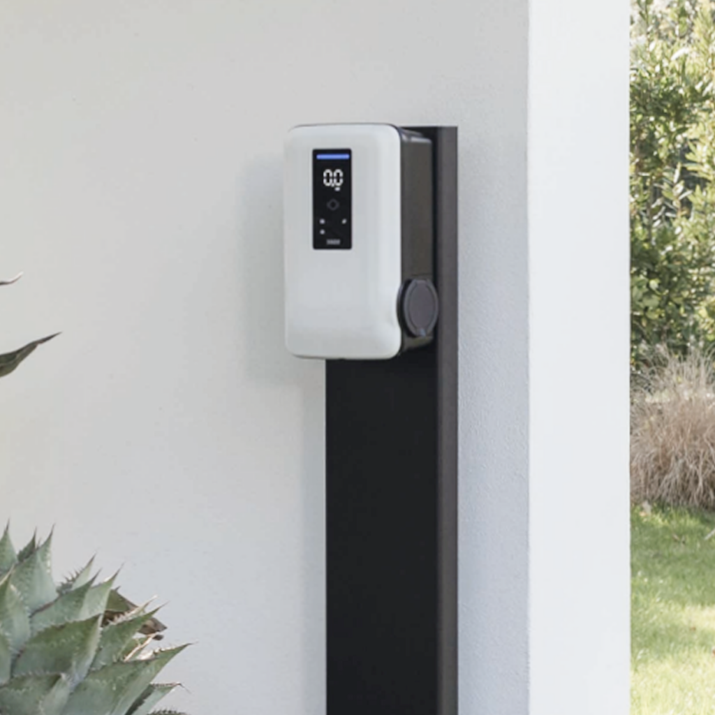 Dazebox Share AC polnilnica do 22 kW z vtičnico Type 2. Na stojalu.