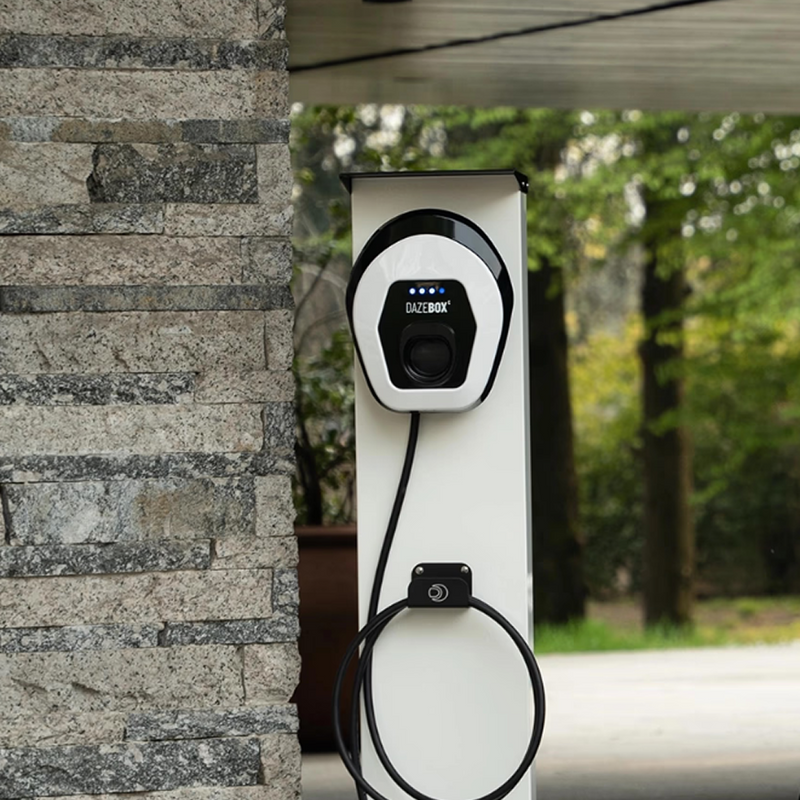 Polnilnica Dazebox C do 22 kW in vključena montaža za dom. Na stojalu.